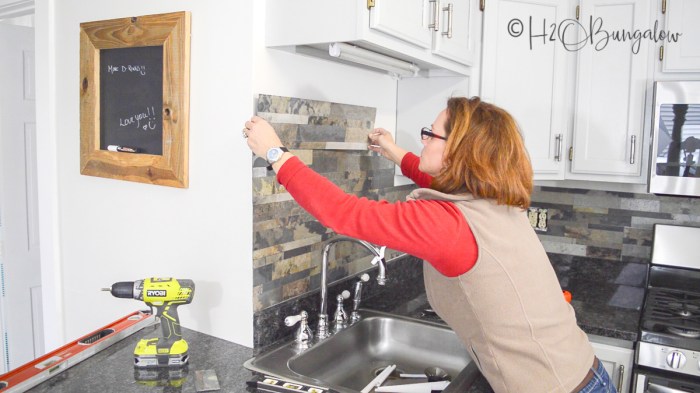 How to install a backsplash in the kitchen